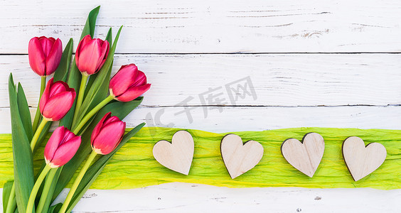 情人节花朵边框摄影照片_情人节的浪漫红色花朵和心形边框背景