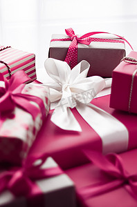 礼物箱摄影照片_节日礼物和包装好的豪华礼物、粉色礼盒作为生日、圣诞节、新年、情人节、节礼日、婚礼和假日购物或美容盒交付的惊喜礼物