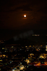夜空中明亮的满月在城市上空