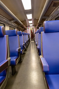 火车内部摄影照片_行驶中的旅客列车车厢空荡荡的内部