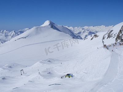 冬季景观，雪覆盖的山坡和滑雪道，滑雪者在滑雪胜地 Stubai Gletscher、Stubaital、蒂罗尔、奥地利阿尔卑斯山享受春天阳光明媚的日子