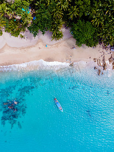 大海旅行摄影照片_泰国普吉岛香蕉海滩的无人机鸟瞰图与棕榈树