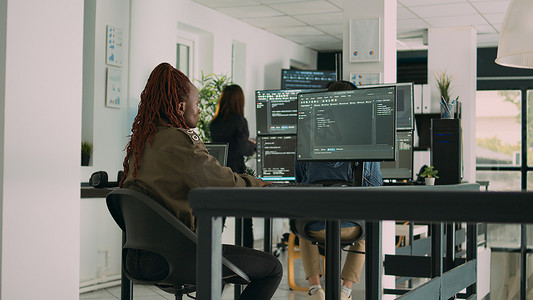 非裔美国程序员在计算机上键入源代码