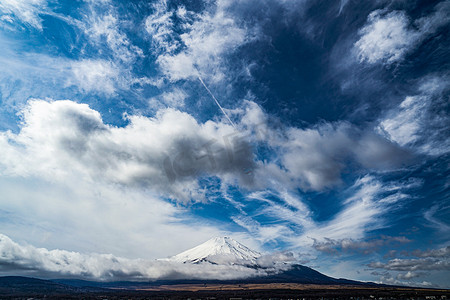 富士山和壮丽的天空（从山中湖拍摄）
