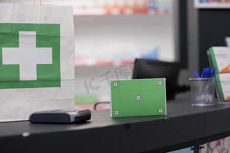 药店柜台上的绿屏模拟色度键药包