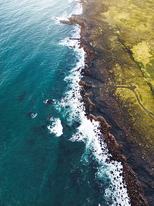 垂直照片，海浪拍打海岸的鸟瞰图 — 冰岛