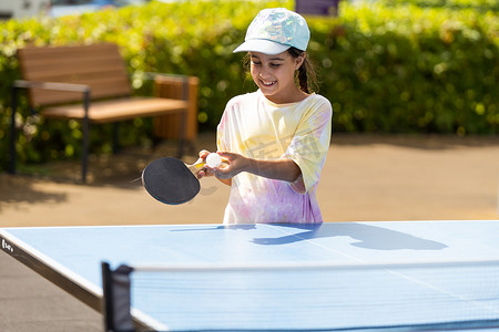 打乒乓球的年轻少女。
