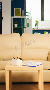 带舒适沙发的现代商务休闲区内部