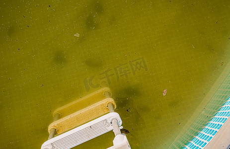 红黄水彩泼墨摄影照片_游泳池绿黄水，问题服务理念 肮脏的废弃游泳池