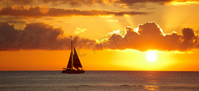 不平静的大海摄影照片_夏威夷火奴鲁鲁威基基的日落照片