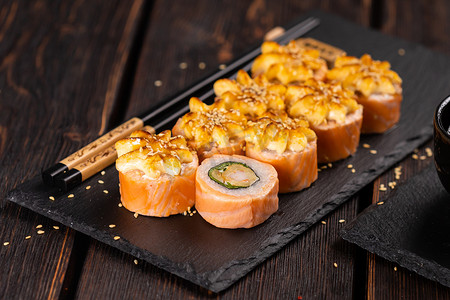 用筷子卷鱼寿司 — 亚洲美食概念