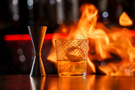 酒保在鸡尾酒上点燃火焰，特写是橙皮
