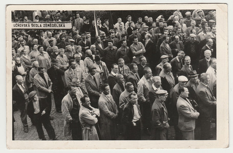 复古爱国主义摄影照片_复古照片显示人们庆祝五一节-国际工人节。