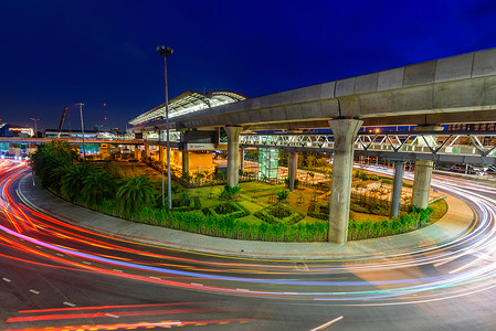 phra摄影照片_Wat Phra Sri Mahatat BTS 站交通车的高视野模糊灯