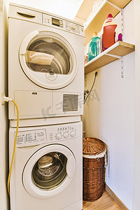 洗衣房的洗衣机和烘干机