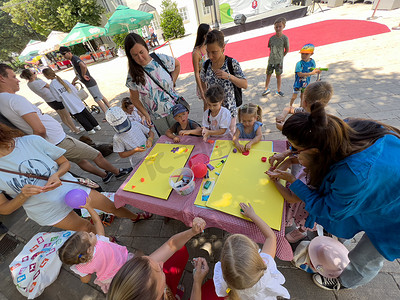 黑山 Cetine — 16.08.2022: 小孩子们在街上的桌子上画海报以示抗议