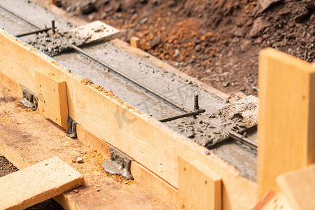 使用自动泵将水泥或混凝土铺设到基础模板中