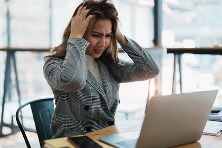 业务扩大摄影照片_企业主肖像、使用计算机和财务报表的女性对扩大市场以提高投资业务能力的焦虑表达