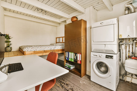 一间带洗衣机和书桌的小房间