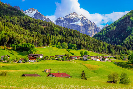 奥地利蒂罗尔因斯布鲁克附近 Green Stubai 山谷的高山农场