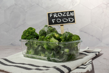 冷冻食品西兰花小花与黑板标签和文本冷冻食品自制。