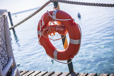 码头安全：加尔达湖的红色救生员