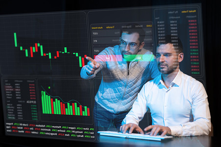 两个留着胡须的白人男子正在虚拟屏幕上讨论股票走势图。