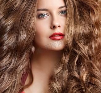 发型、美容和护发、长着天然棕色头发的美女、美发沙龙和护发的魅力肖像