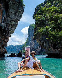 泰国甲米的长尾船，一对男女在热带岛屿 4 岛旅行