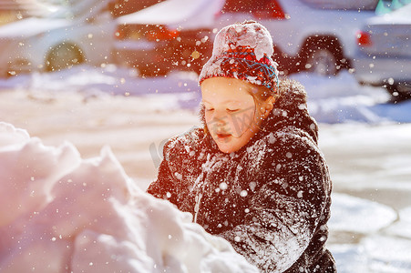 女童在冬天玩雪。