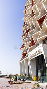 阿联酋迪拜 — 03.26.2021 迪拜硅绿洲地区一栋 binghatti 景观建筑的立面。