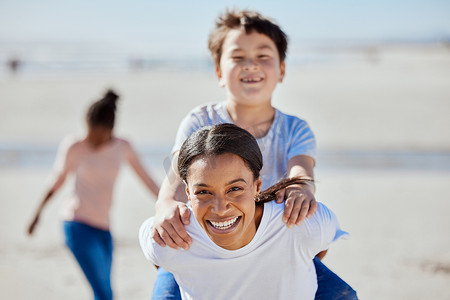 游戏游戏界面摄影照片_妈妈、孩子或海滩背在肖像上微笑、异族收养家庭联系或夏季户外度假。