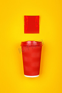 香包摄影照片_在黄色的红纸咖啡杯