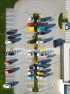停车场正上方的垂直照片，上面停着五颜六色的汽车
