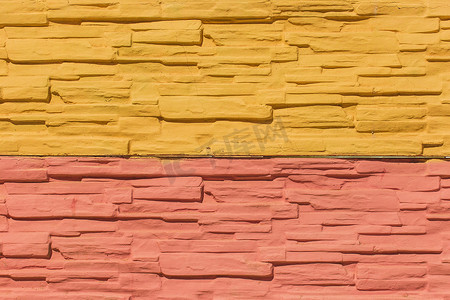 表面石砖亮墙现代质感背景上的黄红漆