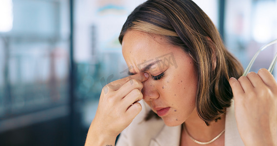 女性焦虑摄影照片_头痛、压力焦虑和患有偏头痛危机、医疗保健问题或工作倦怠的女性。