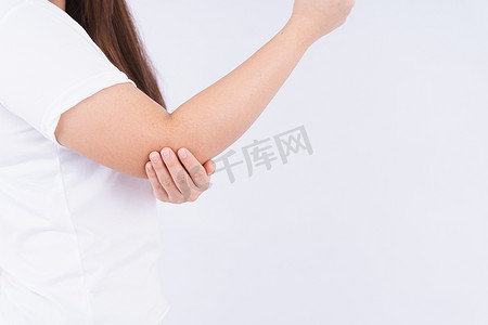 女性触摸急性肘部疼痛在白色背景与副本 s