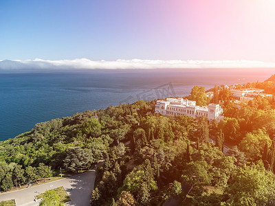 里瓦迪亚宫鸟瞰图 - 位于克里米亚雅尔塔地区里瓦迪亚村黑海沿岸。