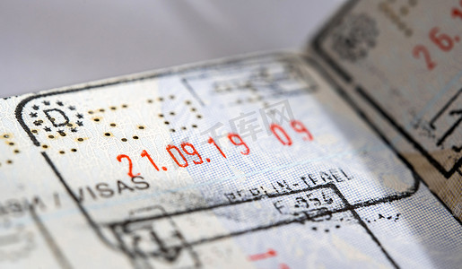 签证飞机摄影照片_国际旅行签证护照印章