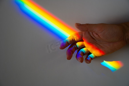 女人手上的彩虹射线。