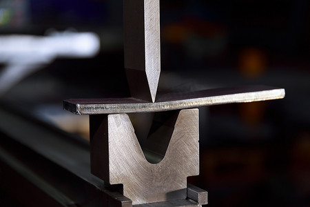 钣金风管机摄影照片_在 CNC 液压折弯机上使用钣金件。
