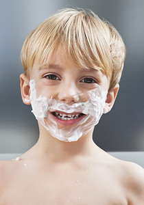 脸上涂着剃须膏的白人男孩画像