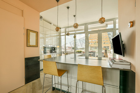 宽敞的现代客房设有休息区和用餐区