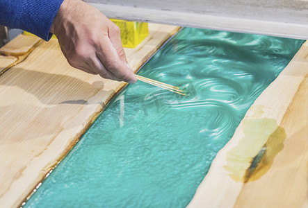 木匠混合环氧树脂在餐桌上制作窗饰