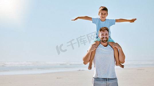 父亲携带男孩、肖像和海滩，用于结合、度假或共度美好时光。