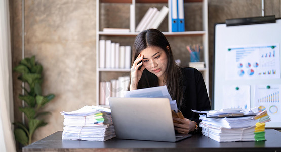 压力大的女商人疲倦抑郁的年轻职业女商人摸头感觉头痛偏头痛或压力大，坐在办公室里筋疲力尽