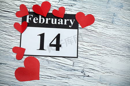 2 月 14 日，情人节，红纸心