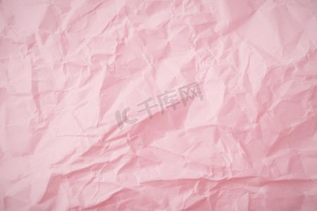 粉红色皱纸背景的顶部视图。