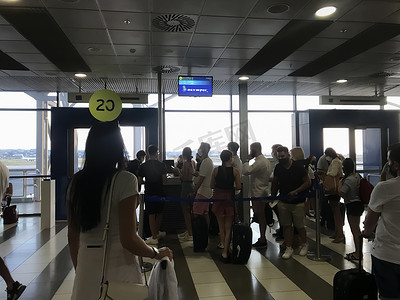 希腊塞萨洛尼基，在 SKG 机场登机口戴 covid-19 防护面具的乘客。