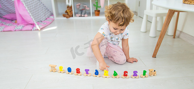 一个孩子在玩一列由数字组成的火车。
